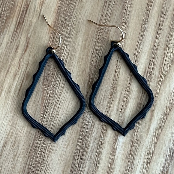 Black Geometric Shape Hollow Dangle Drop Earrings - Picture 1 of 7